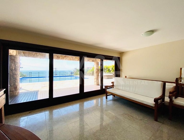 Linda casa com 6 quartos, sendo 3 suítes, localizada em João