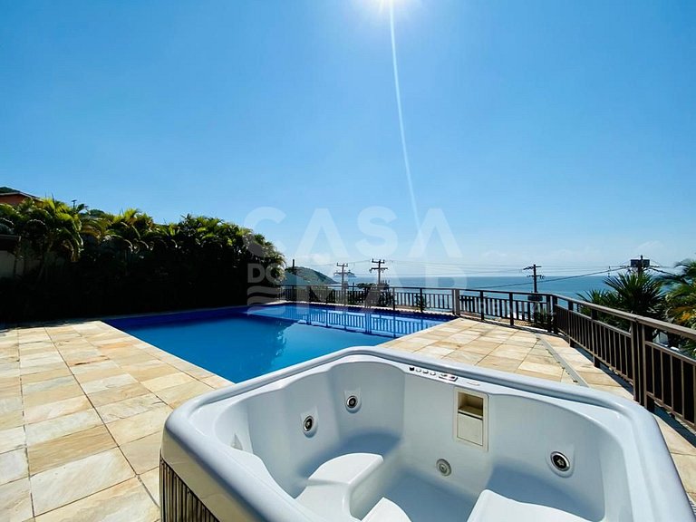 Linda casa com 6 quartos, sendo 3 suítes, localizada em João