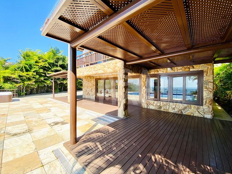 Linda casa com 6 quartos, sendo 3 suítes, localizada em João