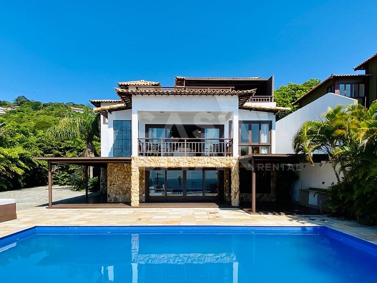 Linda casa com 6 quartos, sendo 3 suítes, localizada em João