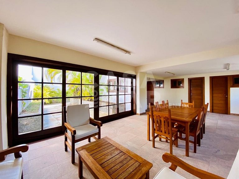 Linda casa com 6 quartos, sendo 3 suítes, localizada em João