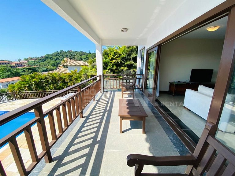 Linda casa com 6 quartos, sendo 3 suítes, localizada em João