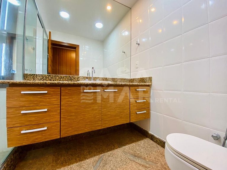 Linda casa com 6 quartos, sendo 3 suítes, localizada em João