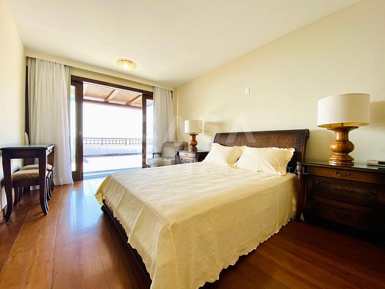 Linda casa com 6 quartos, sendo 3 suítes, localizada em João