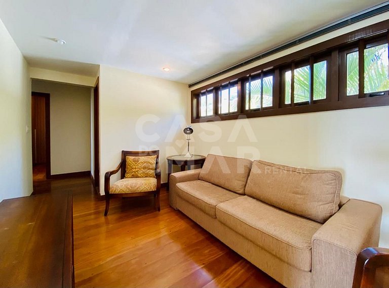 Linda casa com 6 quartos, sendo 3 suítes, localizada em João