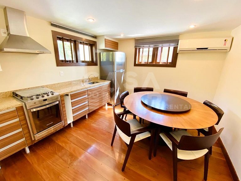 Linda casa com 6 quartos, sendo 3 suítes, localizada em João