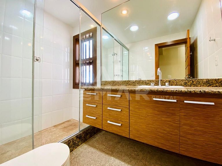 Linda casa com 6 quartos, sendo 3 suítes, localizada em João