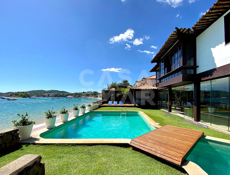 Linda casa com cinco suítes, pé na areia na praia do Canto
