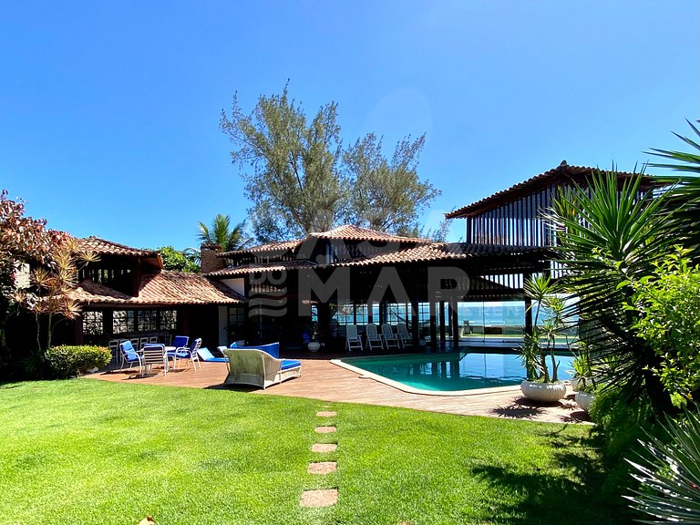 Linda casa com cinco suítes, pé na areia na praia do Canto
