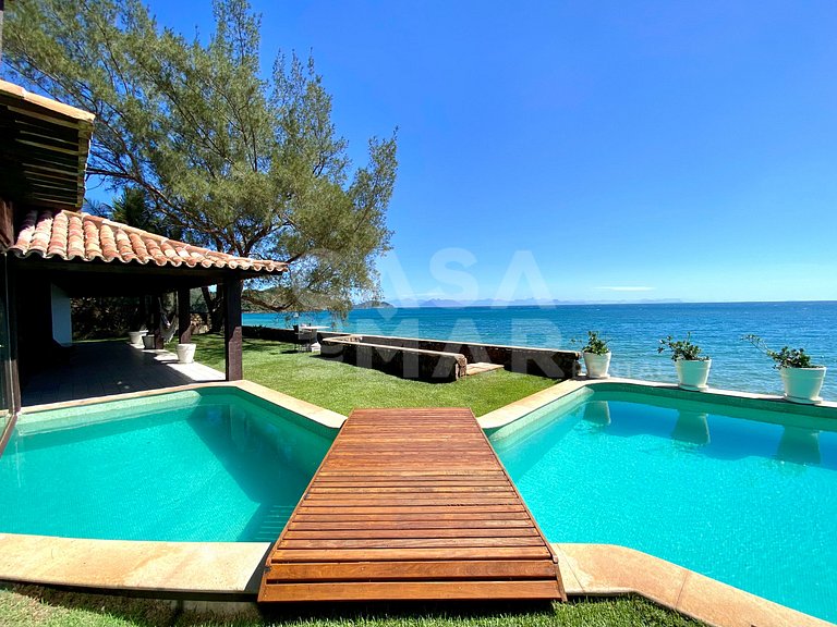 Linda casa com cinco suítes, pé na areia na praia do Canto