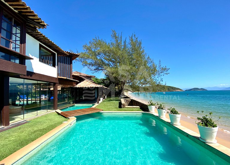 Linda casa com cinco suítes, pé na areia na praia do Canto