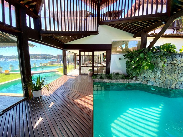 Linda casa com cinco suítes, pé na areia na praia do Canto
