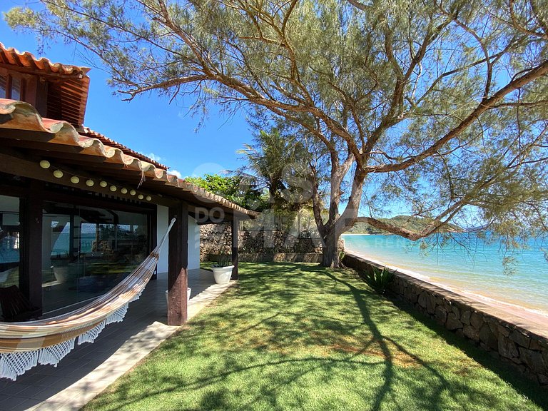 Linda casa com cinco suítes, pé na areia na praia do Canto