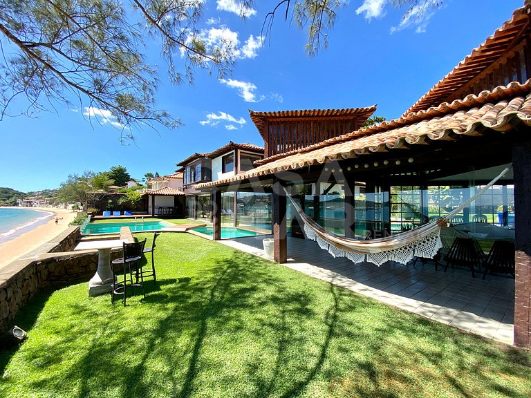 Linda casa com cinco suítes, pé na areia na praia do Canto