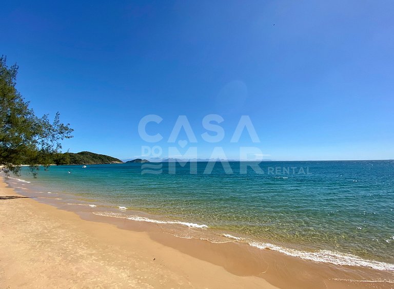 Linda casa com cinco suítes, pé na areia na praia do Canto