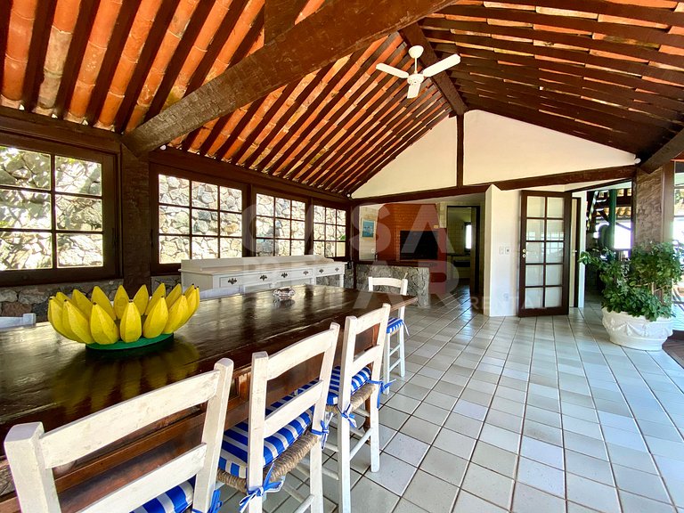 Linda casa com cinco suítes, pé na areia na praia do Canto