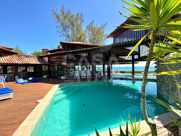 Linda casa com cinco suítes, pé na areia na praia do Canto