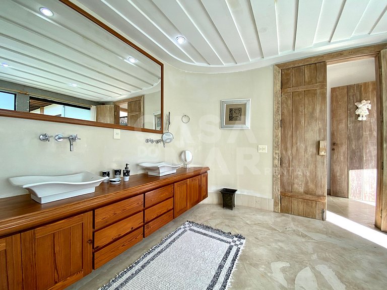An incomparable house with 6 suites in Ferradura