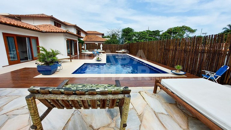 Excepcional casa com 8 suítes na Ferradura a 30 metros da pr