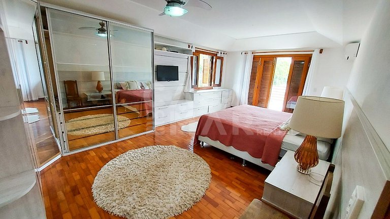 Excepcional casa com 8 suítes na Ferradura a 30 metros da pr