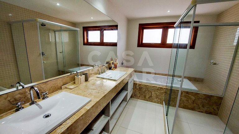 Excepcional casa com 8 suítes na Ferradura a 30 metros da pr