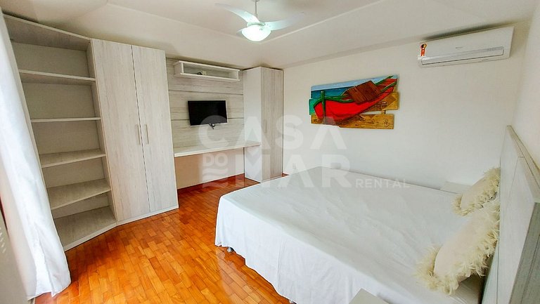 Exceptional house with 8 suites in Ferradura, 30 meters from