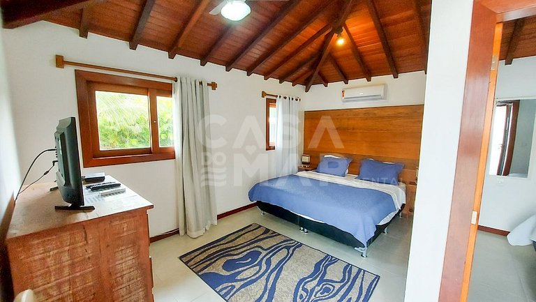 Exceptional house with 8 suites in Ferradura, 30 meters from