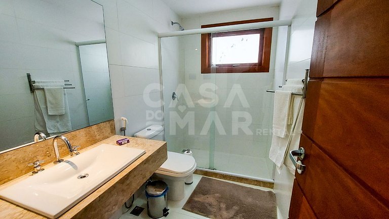 Exceptional house with 8 suites in Ferradura, 30 meters from