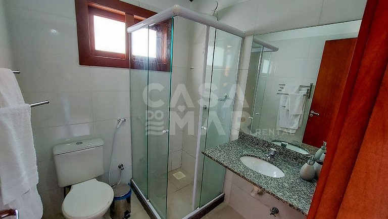 Exceptional house with 8 suites in Ferradura, 30 meters from