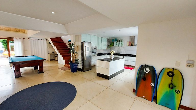 Exceptional house with 8 suites in Ferradura, 30 meters from