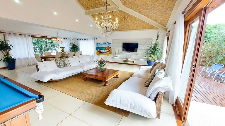 Exceptional house with 8 suites in Ferradura, 30 meters from