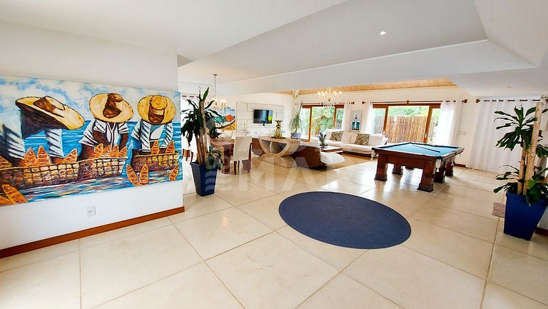 Exceptional house with 8 suites in Ferradura, 30 meters from