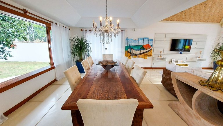 Exceptional house with 8 suites in Ferradura, 30 meters from