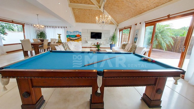 Exceptional house with 8 suites in Ferradura, 30 meters from
