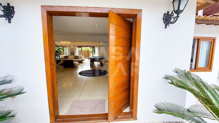 Excepcional casa com 8 suítes na Ferradura a 30 metros da pr