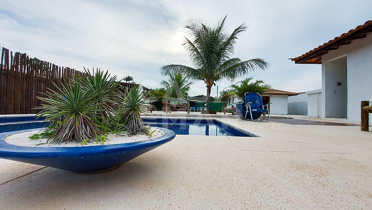 Exceptional house with 8 suites in Ferradura, 30 meters from