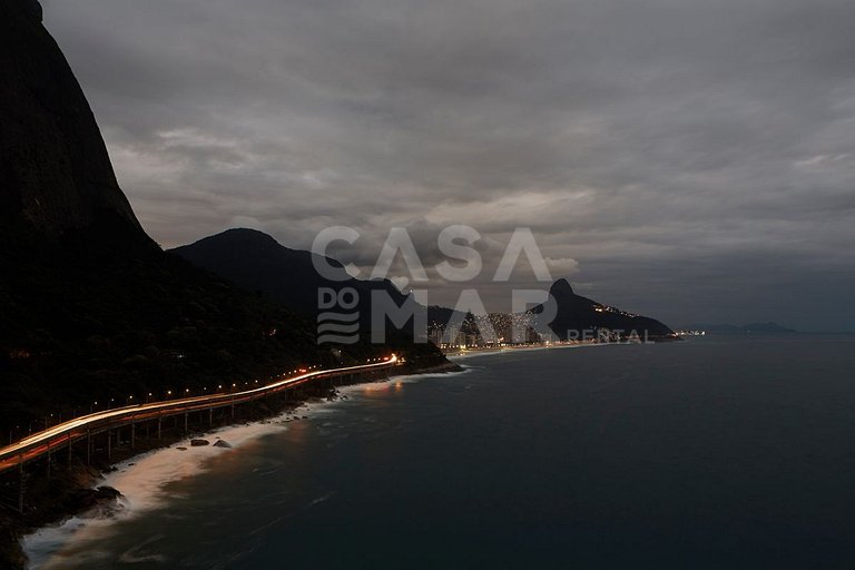 Linda mansão no Joá, com sete suítes, e vista