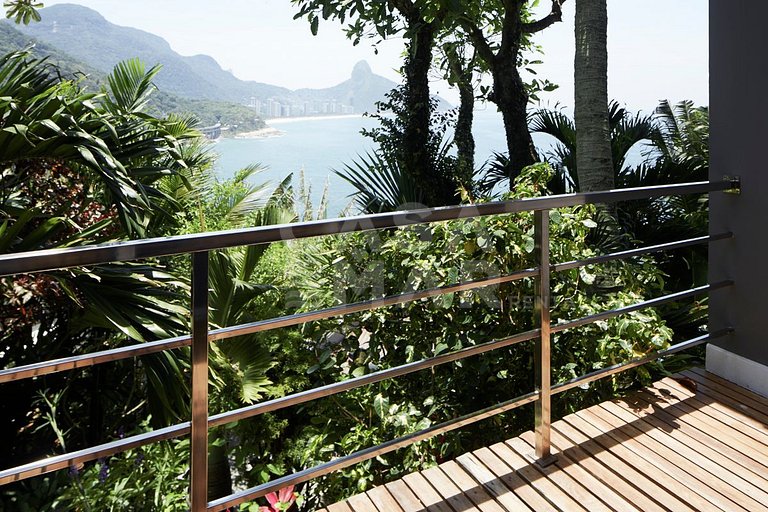 Linda mansão no Joá, com sete suítes, e vista