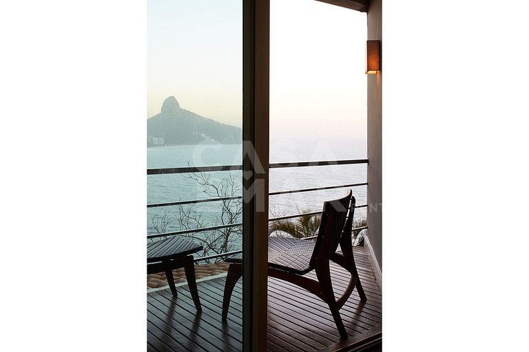 Linda mansão no Joá, com sete suítes, e vista