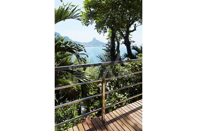 Linda mansão no Joá, com sete suítes, e vista