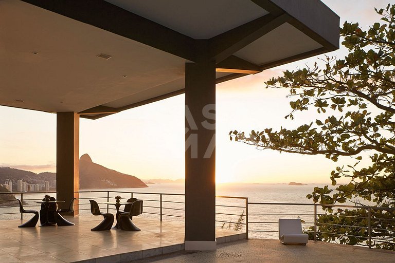 Linda mansão no Joá, com sete suítes, e vista