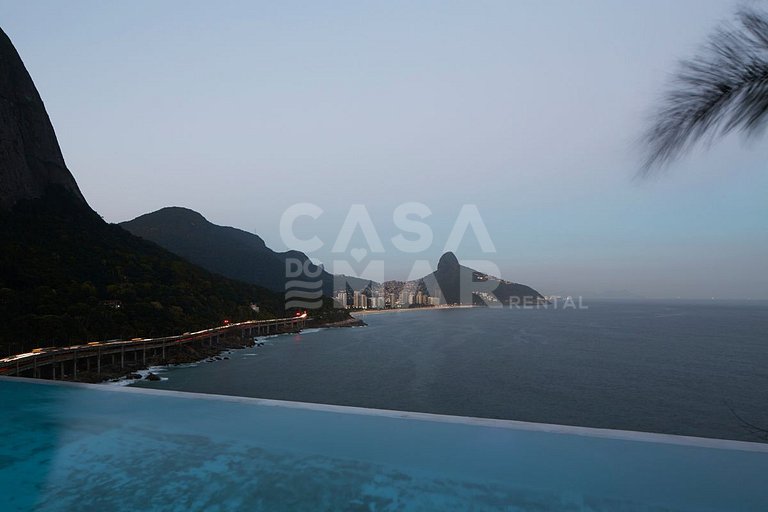 Linda mansão no Joá, com sete suítes, e vista