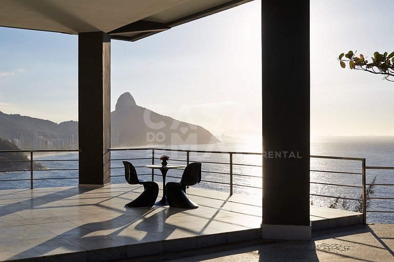 Linda mansão no Joá, com sete suítes, e vista