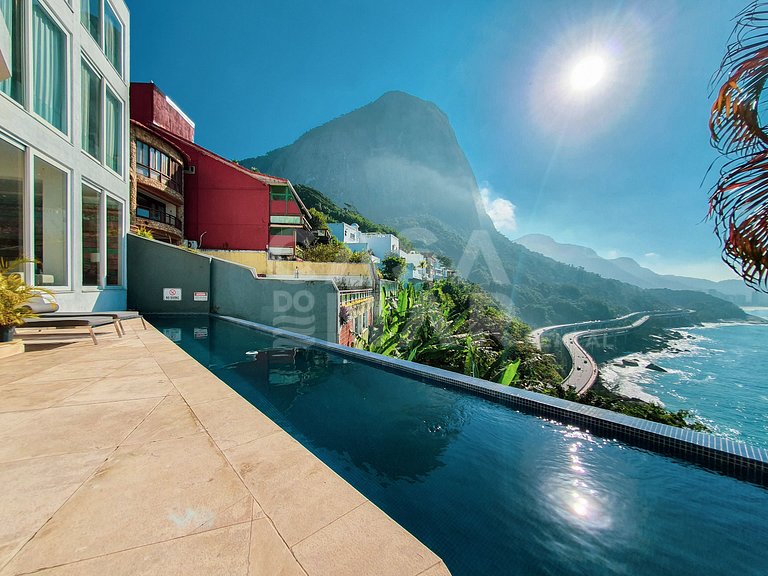 Mansão no Joá, com piscina de borda infinita com vista linda