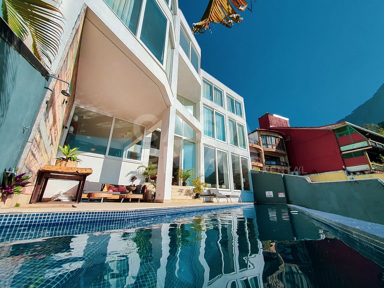Mansão no Joá, com piscina de borda infinita com vista linda
