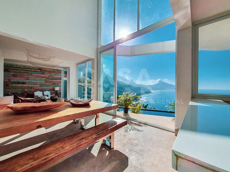 Mansão no Joá, com piscina de borda infinita com vista linda