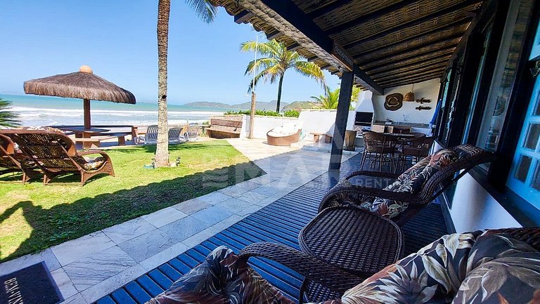 Linda casa com cinco suítes, pé na areia em Geribá.