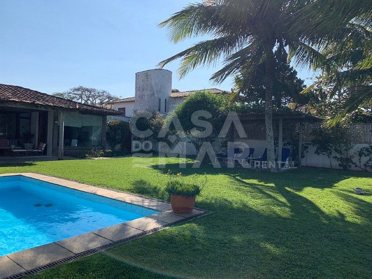 Linda casa com piscina e deck para o canal, em condomínio fe