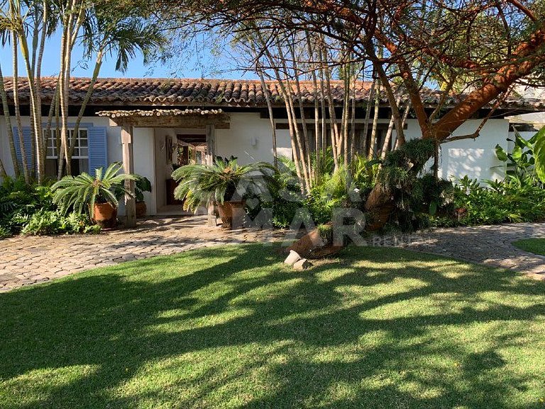 Linda casa com piscina e deck para o canal, em condomínio fe