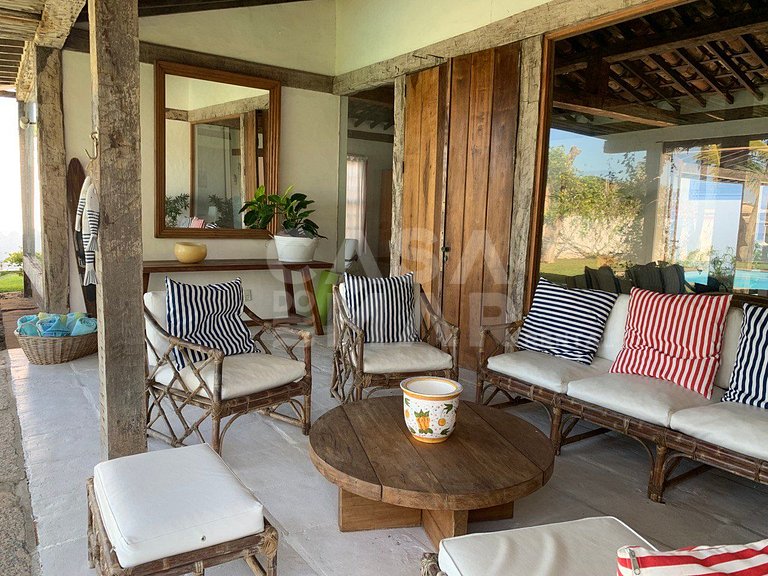Linda casa com piscina e deck para o canal, em condomínio fe